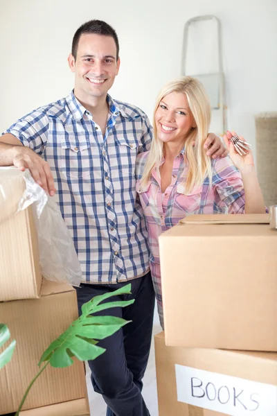 Paar zieht in neues Zuhause — Stockfoto