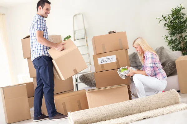 Couple unpack moving boxes. — Stock Photo, Image