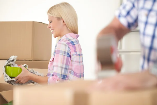 Frauen packen ein — Stockfoto