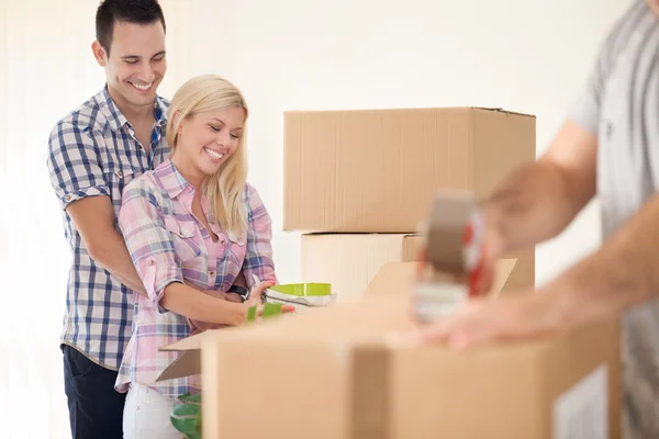 Casal sorridente movendo casa — Fotografia de Stock