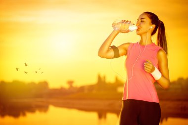 kadın jogger içme suyu