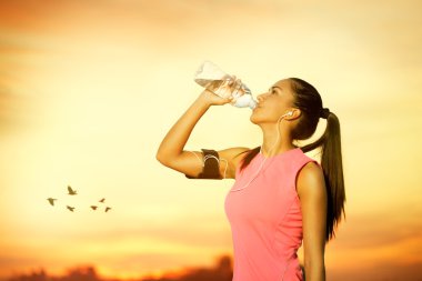 kadın jogger içme suyu