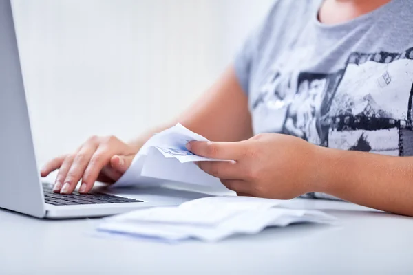 Paying bills from home — Stock Photo, Image