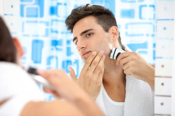 Shaving by electric shaver — Stock Photo, Image