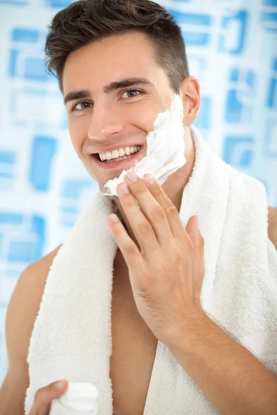 Hombre aplicando crema de afeitar —  Fotos de Stock