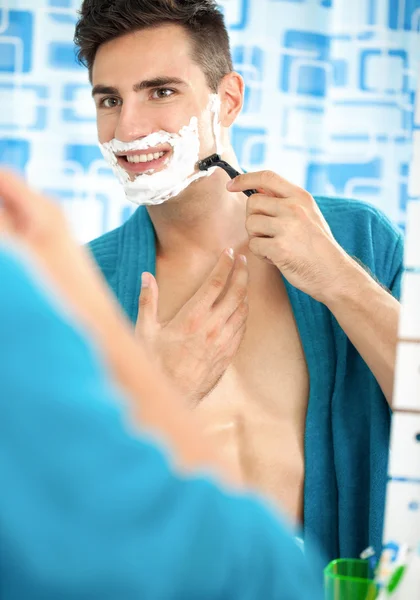 年轻男子剃须 — 图库照片