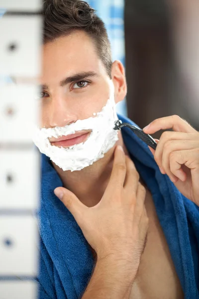 Man shaving — Stock Photo, Image