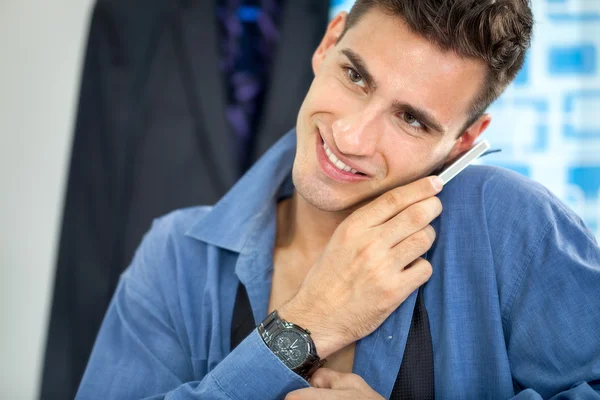 Man dresses up and talking on phone — Stock Photo, Image