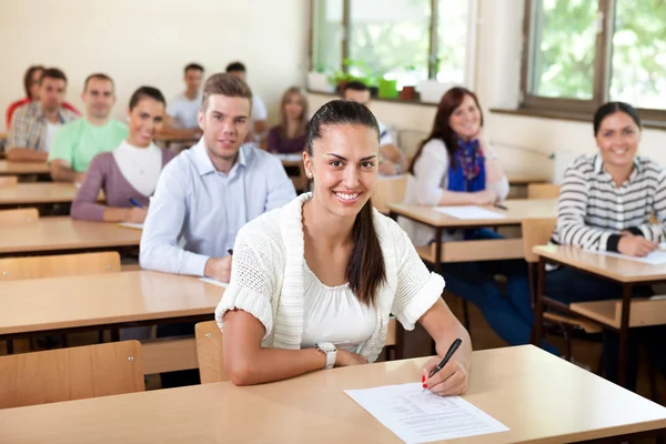 Eleverna sitter i klassrummet — Stockfoto