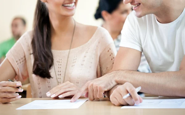 Students discussing work — Stock Photo, Image