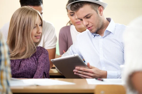 Freunde schauen auf digitales Tablet — Stockfoto