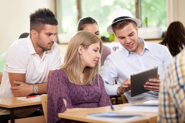 Studente divertirsi con tablet — Foto Stock