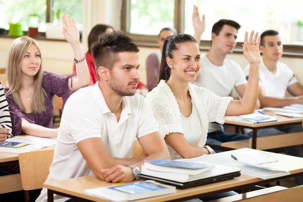 Studenti alzate mani — Foto Stock