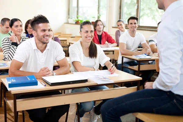 Estudiantes escuchando a un profesor — Foto de Stock