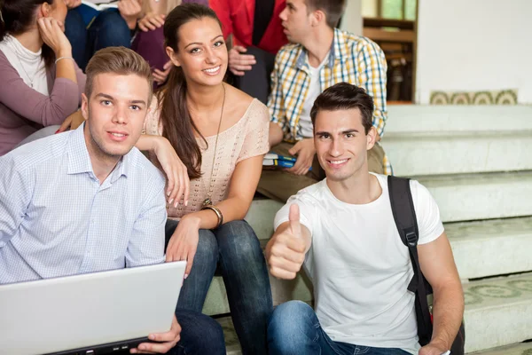 Gli studenti si divertono con le scale della scuola del computer portatile — Foto Stock