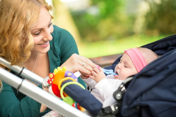 Alegre madre con su bebé — Foto de Stock