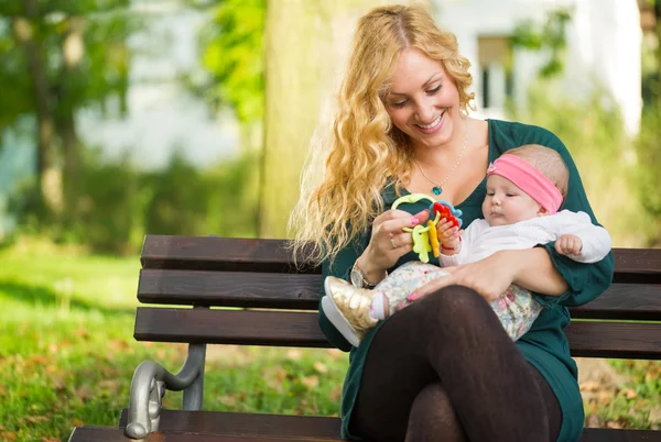 Mom with baby in park — Stock Photo, Image