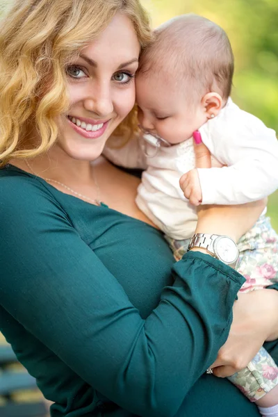 그녀의 작은 아기와 여자 — 스톡 사진