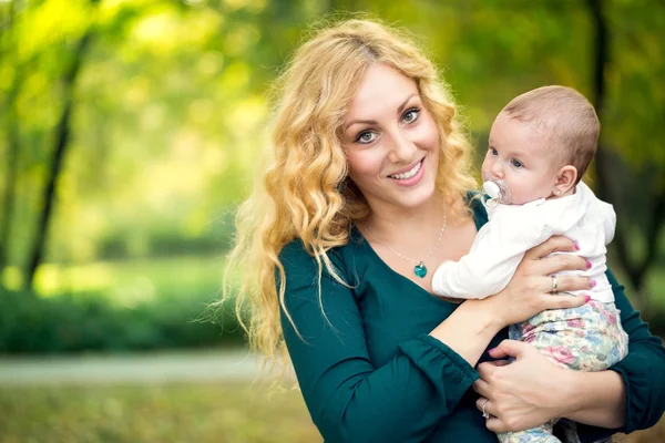 Mother with baby outdoor in green park — Stock Photo, Image