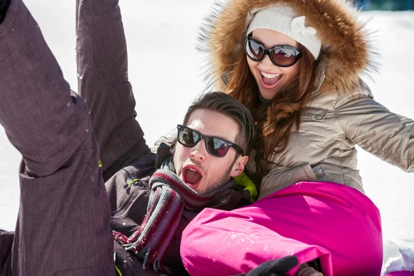 Beau couple jouissant en hiver . — Photo