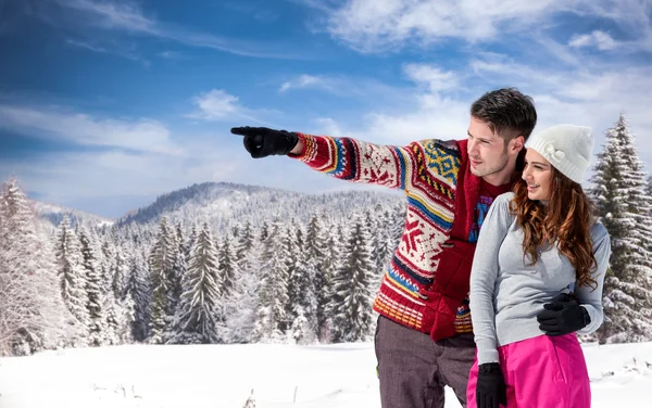 Ung man med flickvän vinterdag — Stockfoto