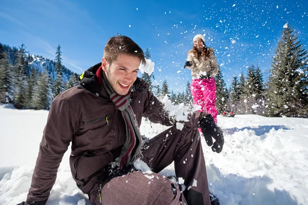 Pareja de invierno bola de nieve lucha — Foto de Stock