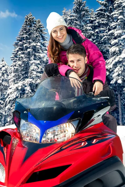 Pareja en moto de nieve — Foto de Stock