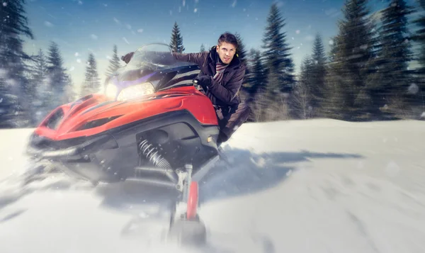 Homem em snowmobile — Fotografia de Stock