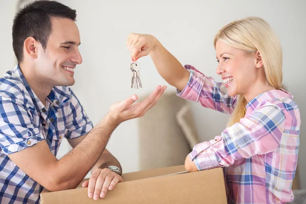 Casal com as chaves de sua nova casa — Fotografia de Stock