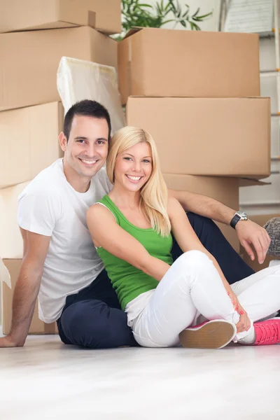 Härligt par som flyttar — Stockfoto