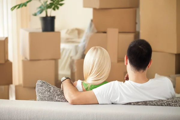 Couple with cardboard boxes — Stock Photo, Image