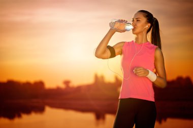 susamış kadın atlet