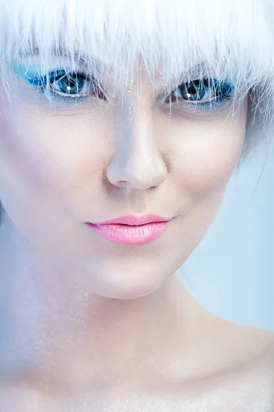 Красивое лицо девушки, с зимним макияжем — стоковое фото