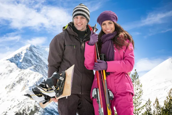 Pareja con esquís en la nieve — Foto de Stock