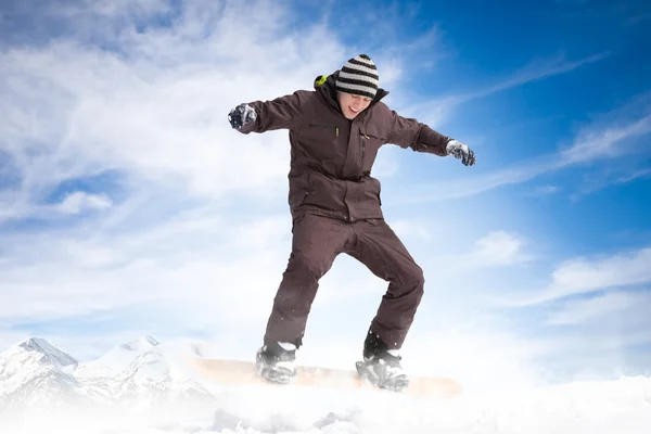 Snowboardåkare hoppar mot blå himmel — Stockfoto