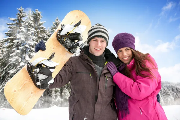 Entzückendes Paar genießt im Winter — Stockfoto