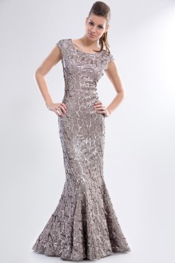 model uzun zarif elbise poz