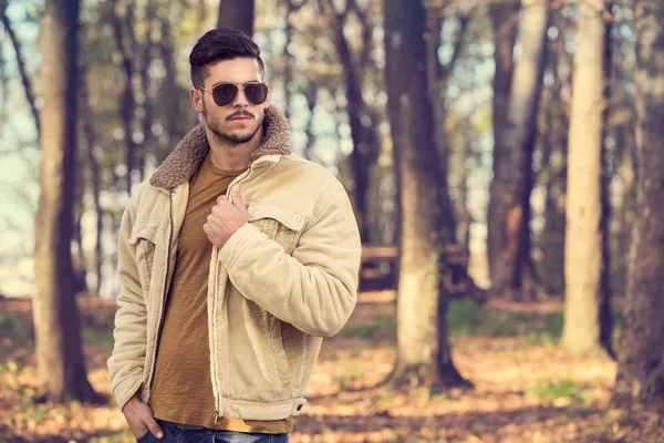 Uomo elegante in posa nel parco autunnale — Foto Stock