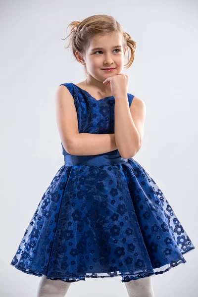 Menina vestindo vestido azul — Fotografia de Stock