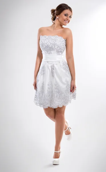 白色连衣裙的可爱女人 — 图库照片
