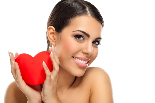 Mulher sorridente atraente com coração — Fotografia de Stock