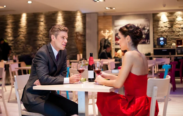 Paar genieten in het restaurant — Stockfoto