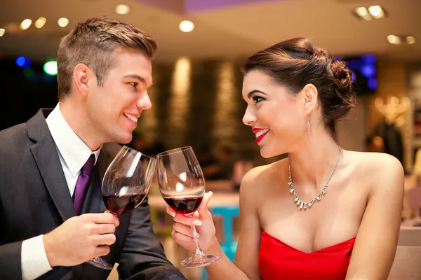 Amor pareja tostadas — Foto de Stock