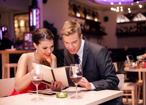 Menú de lectura en pareja juntos — Foto de Stock