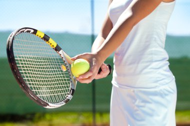 raket ve tenis topu