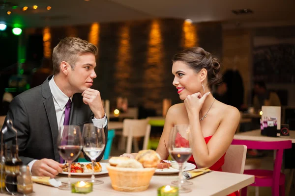 Flirting in restaurant — Stock Photo, Image