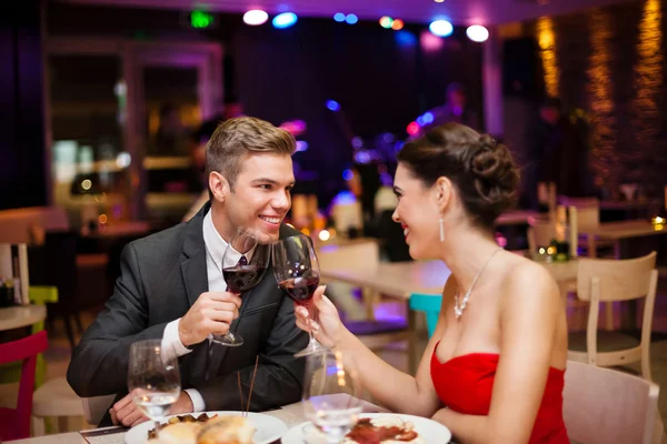 Sonriente pareja tostadas — Foto de Stock