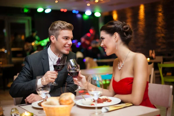 Paar stößt im Restaurant an — Stockfoto