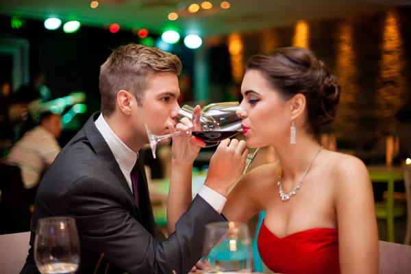 Pareja romántica bebiendo vino — Foto de Stock