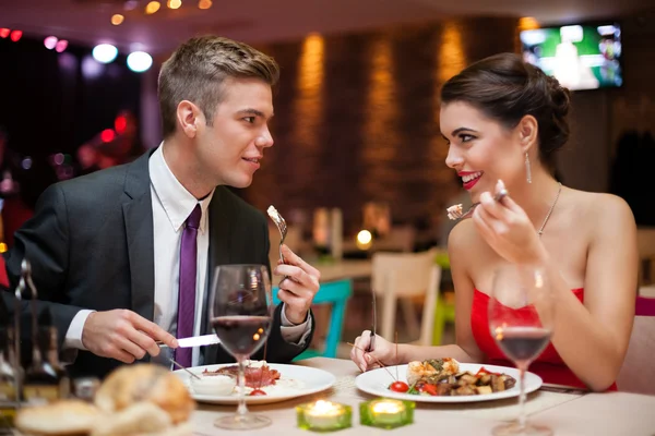 Uomo e donna che fanno un pasto romantico — Foto Stock